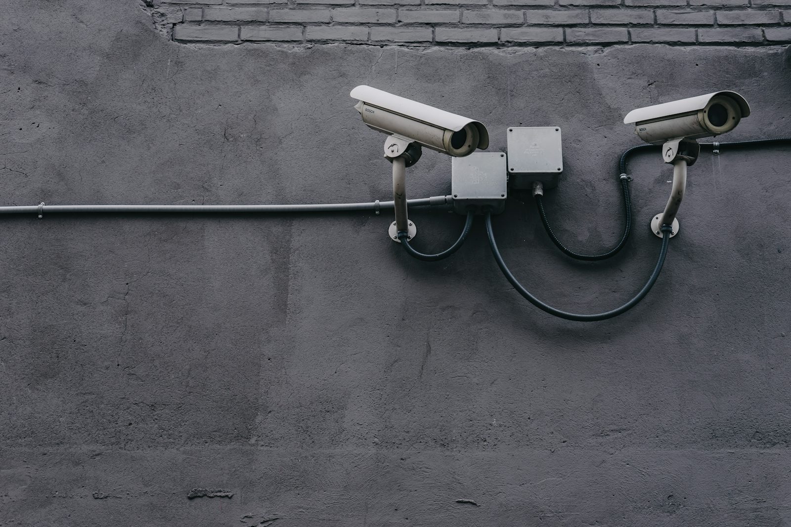 Dos cámaras de videovigilancia exteriores montadas en una fachada